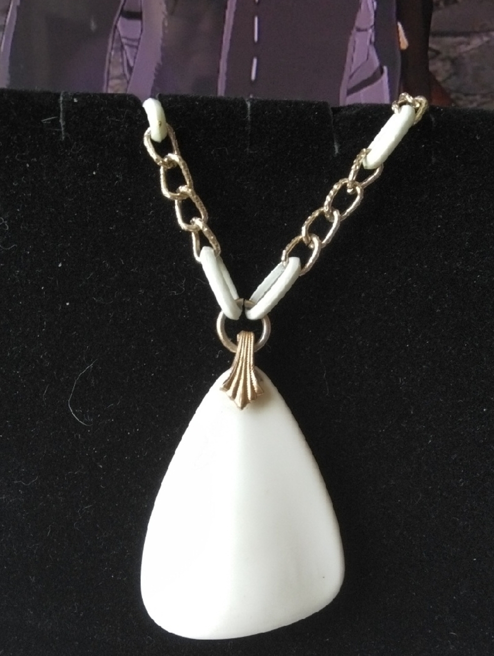 White Pendant Necklace with Chqin